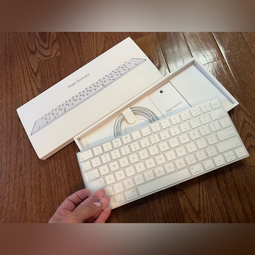 NIB Apple Magic Keyboard MLA22LLA in box:Magic Keyboard USB-C to Lightning Cable - Picture 4 of 4